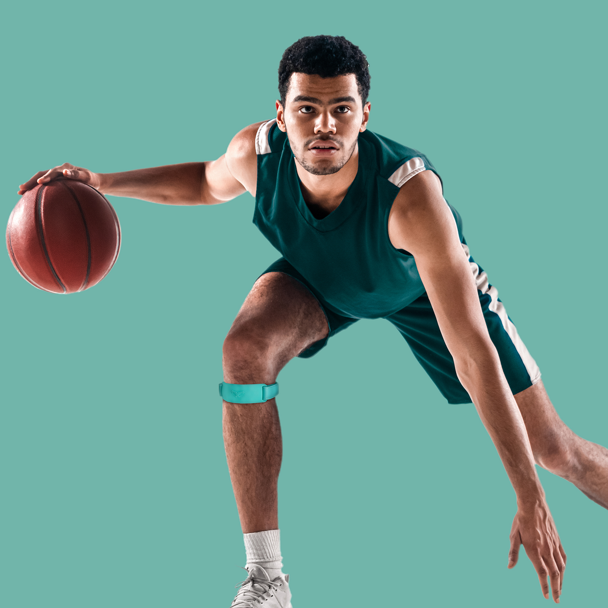 NAROO SK1 strap worn on the knee by a basketball player