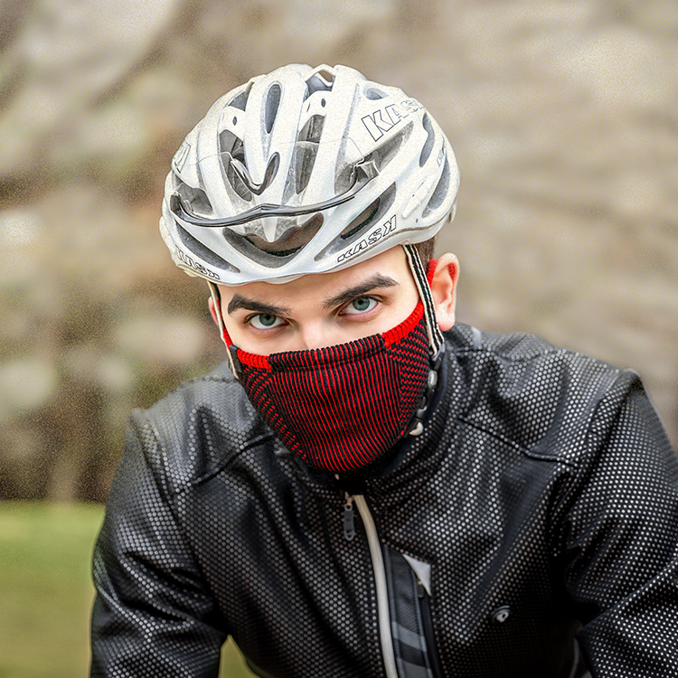 NAROO F5 black and red neck gaiter worn by a cyclist