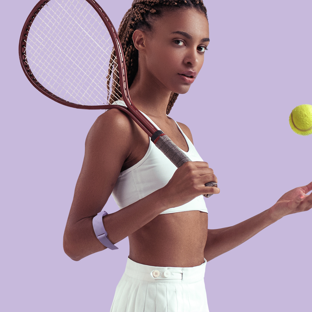 NAROO SE1 purple elbow strap worn by a tennis player