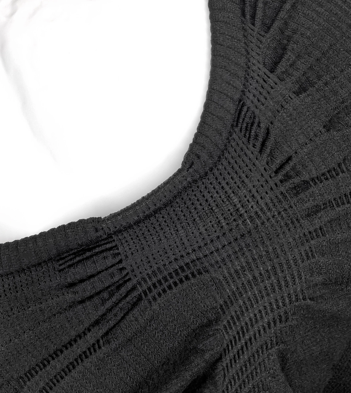 NAROO N5F neck and shoulder knit close-up