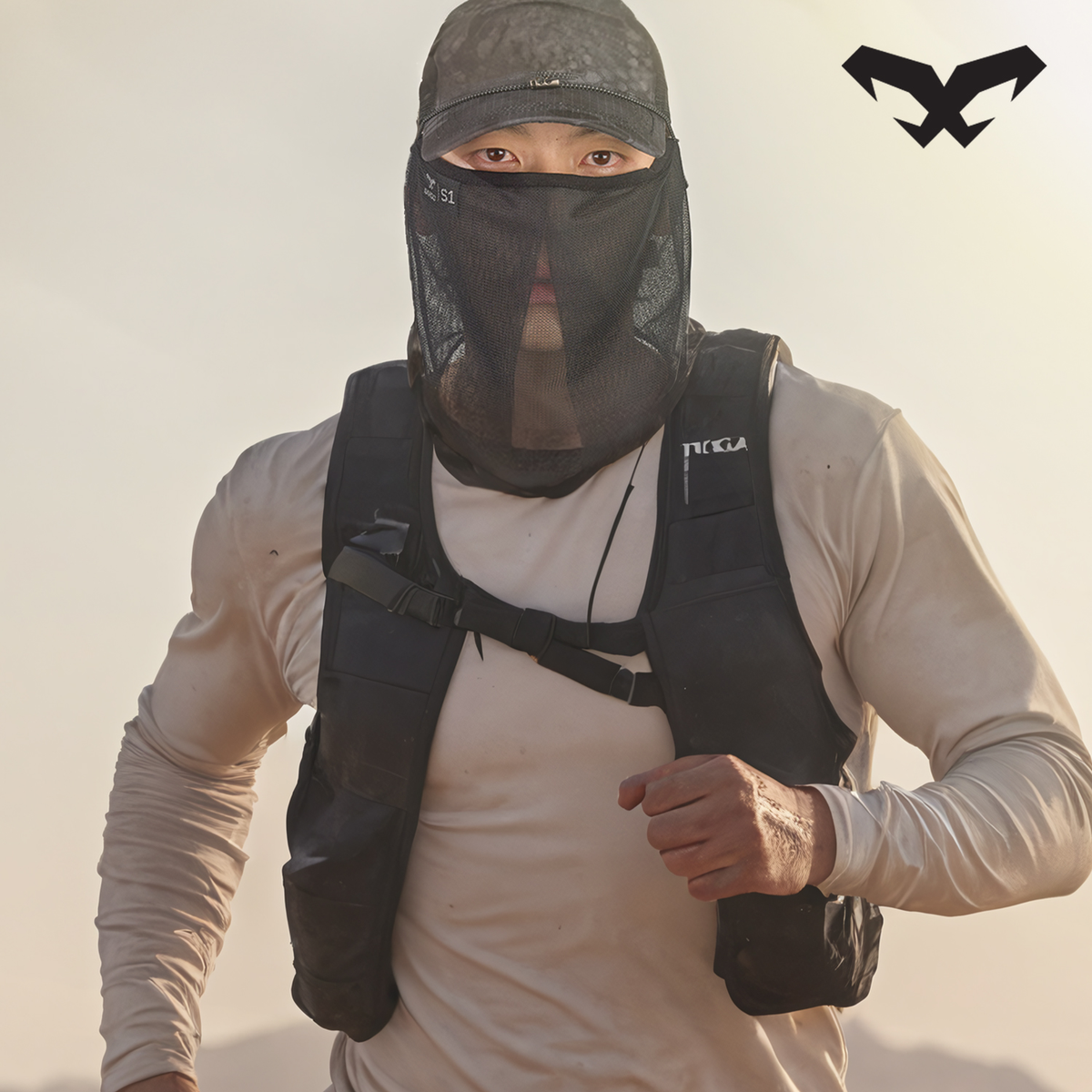 NAROO S1 black sun cover worn by a trail runner